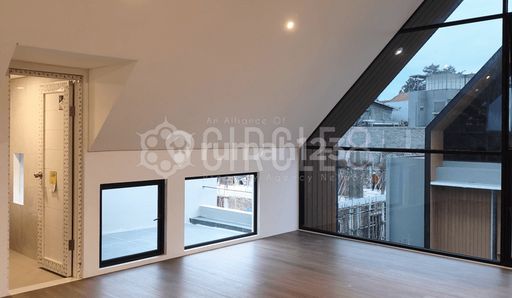 Dijual Rumah Cantik Unik Menarik di Setraduta Bandung