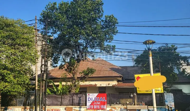 Rumah lama cocok untuk gedung perkantoran jl wahid hasyim sertifikat SHM lokasi sangat strategis hanya 10 menit ke jalan tamrin dan ke jalan Sudirman dan jarang ada yang luas 2106 meter