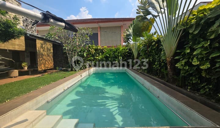 Beautiful Tropical House with a Quiet and Private Location in Lebak Bulus