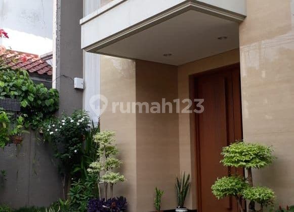 Dijual Rumah Bagus 3 Lantai di Niaga Hijau