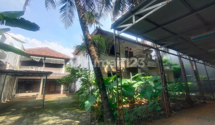 Rumah Lama Hitung Tanah di Menteng Dekat Taman