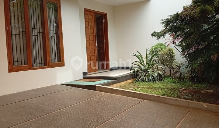 Rumah Dalam Komplek Pejatenmur , Hunian ,Bisa Kantor ,. 200 M/Lb, 240 M, 185 Jt/Thn ( Sn)