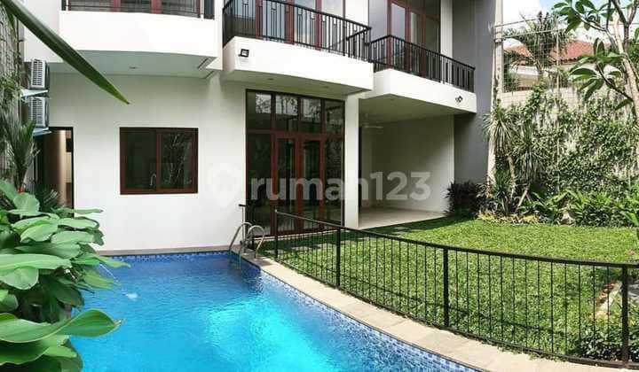 Rumah Mewah Minimalis Dengan Taman Dan Kolam Renang di Kemang