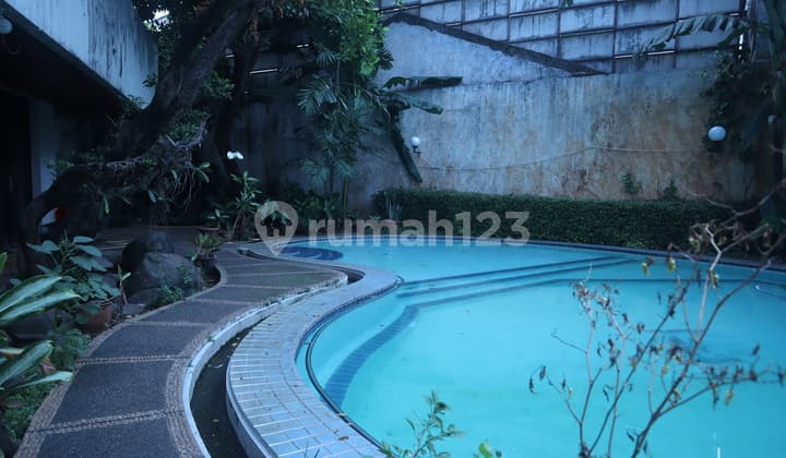 Rumah Dengan Kolam Renang Hitung Harga Tanah di Pondok Indah