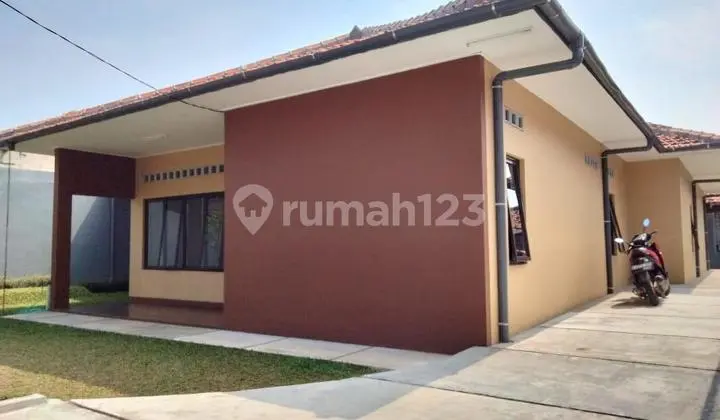 For Sale Rapidly: Single-Story House with a Large Yard, Suitable for Residence or Office, Petogokan, Kebayoran Baru.