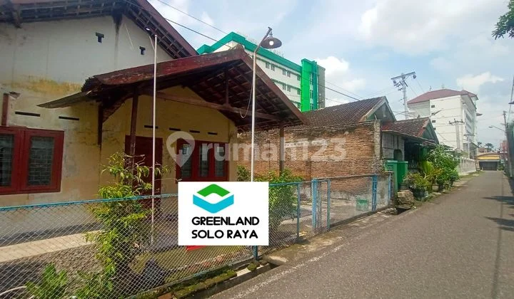The house is located on a strategic and spacious plot of land in Kerten, Solo, suitable for building a boarding house.
