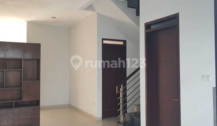 Rumah Minimalis 2 Lantai SHM di Komplek Singgasana