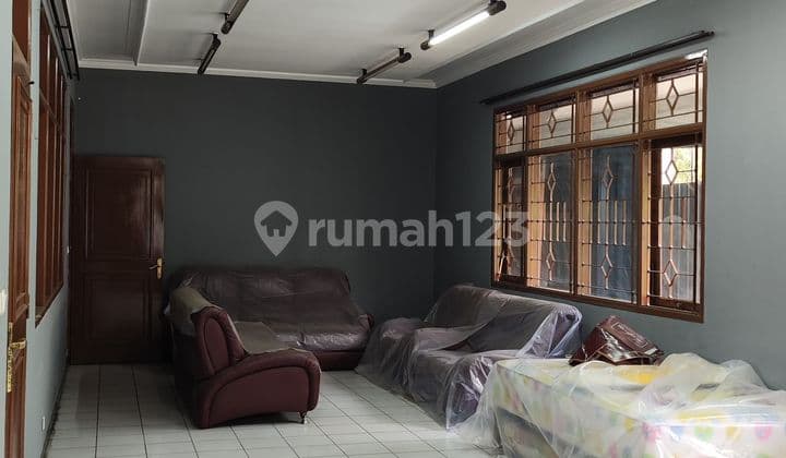 House suitable for office, home industry, and warehouse.