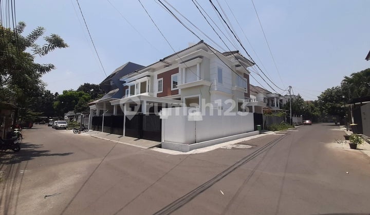 Rumah Mewah Kompleks Asri Pinggir Jalan Ampera Tb Simatupang