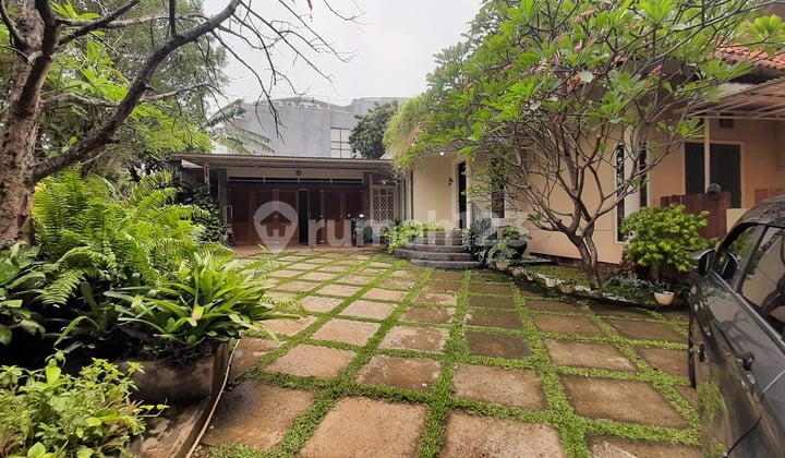 Rumah Murah dengan Taman Luas Pinggir Jalan Daerah Tenang di Ragunan