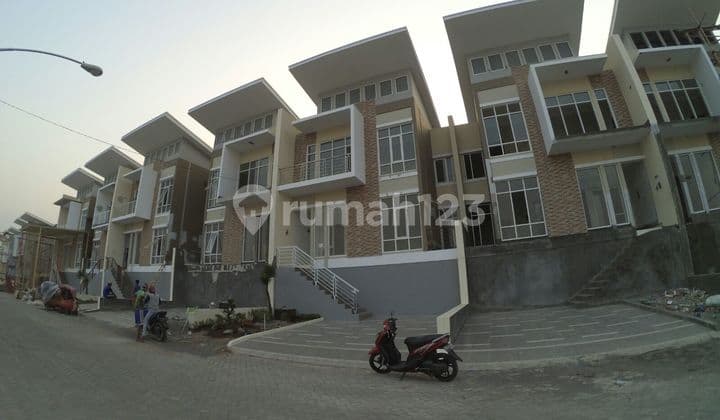 New Cluster Near Pejaten Mall Satisfying Price Spacious 3-Story House