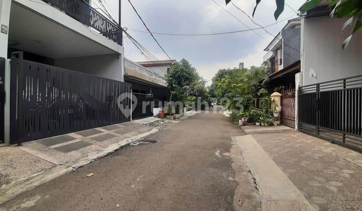 Rumah Siap Huni Tanah Luas di Pejaten Barat Dalam Kompleks Asri