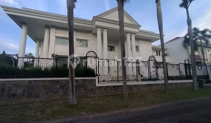 Rent Luxury American Whitehouse with Pool and Garden in Chofa Satellite Residence, Sukomanunggal, West Surabaya