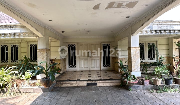 FOR SALE READY-TO-OCCUPY HOUSE IN PRIME RARE LOCATION NEAR CENDANA STREET IN MENTENG CENTRAL JAKARTA