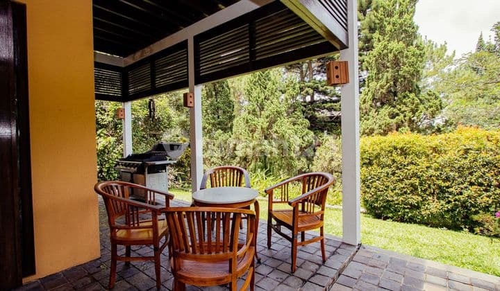 Rumah Rasa Villa Padasaluyu dengan Udara Sejuk