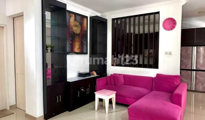 Dijual Rumah Full Furnished, 2 Lantai di Hoek Bagus, Siap Huni,