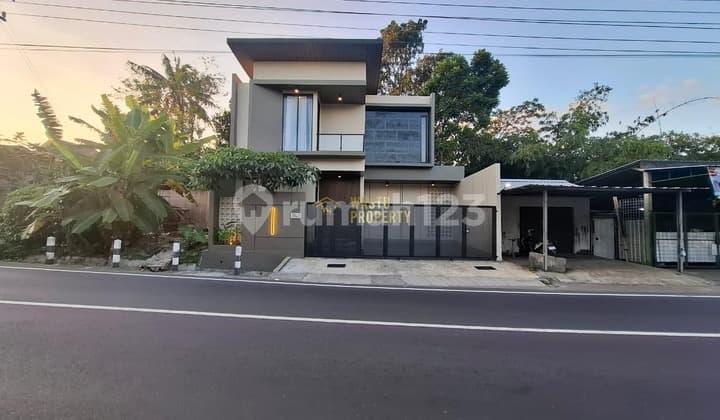 Rumah 2 Lantai Tepi Jalan Besar di Gito Gati Palagan