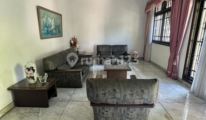 Rumah Di Menteng Dekat Taman Suropati, Pinggir Jalan