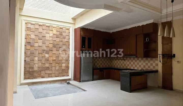 Rumah Mewah Terawat Harga Murah Lokasi Cemara Asri