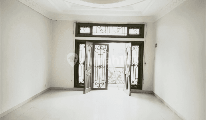 Villa Mewah di Komplek Sari Mas Jalan Putri Hijau