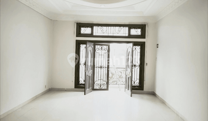 Villa Mewah di Komplek Sari Mas Jalan Putri Hijau