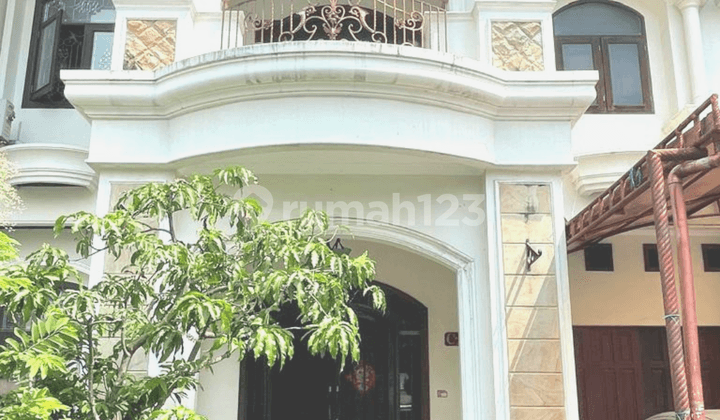 Rumah Mewah Semi Furnished di Komplek The Crown
