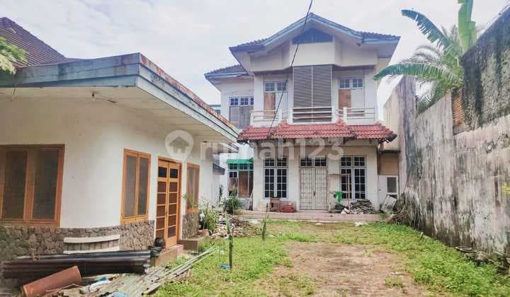 Villa dengan Halaman Luas di Pinggir Jalan Utama Haji Misbah