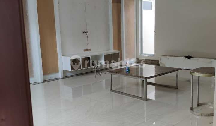Rumah Baru Mewah 2 Lantai di Graha Family, Surabaya Barat