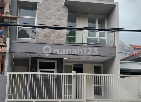 Rumah Baru di Manyar Tompotika Dekat ke Tengah Kota