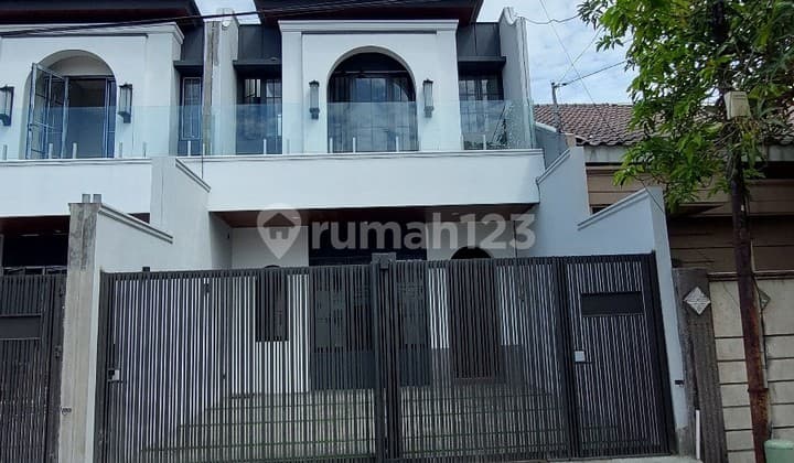 Rumah Baru Modern di Manyar Tompotika Dekat Tengah Kota