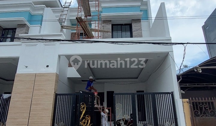 Rumah Baru American Classic Babatan Pantai, 3 Master Bedroom