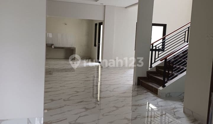 Rumah Mewah Renofasi Total Lima Menit ke Pintu Toll di Kota Wisata