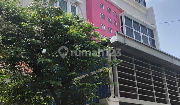 3-Story Split Level House in Central Sunter Mas Area
