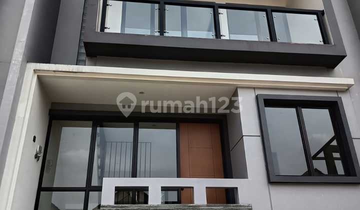 Rumah 2 Lantai - Peaceful Surroundings With Green Views
