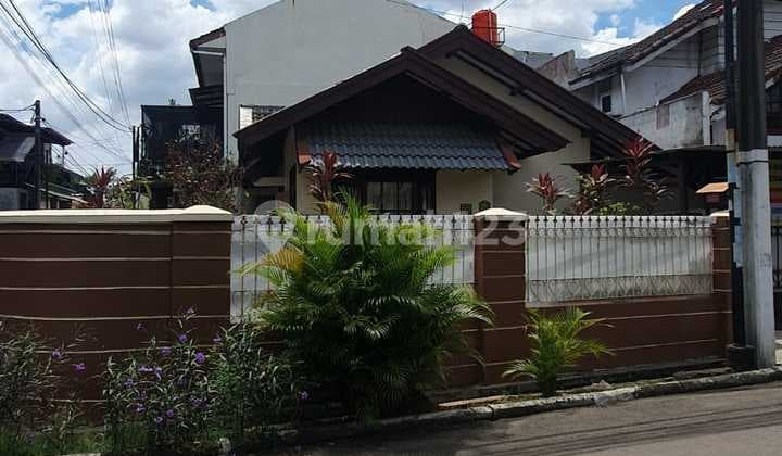 Rumah Tua Posisi Hook Dalam Perumahan Jalak di Bintaro