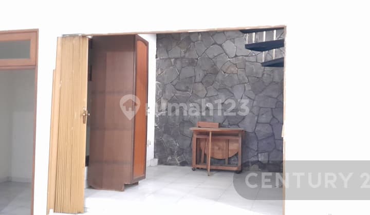 Rumah Akses Jalan 2 Mobil Di Patra Komala S7726