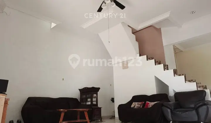 Rumah Tinggal Hoek Di Komplek Serpong Park Cluster Emerald S8359
