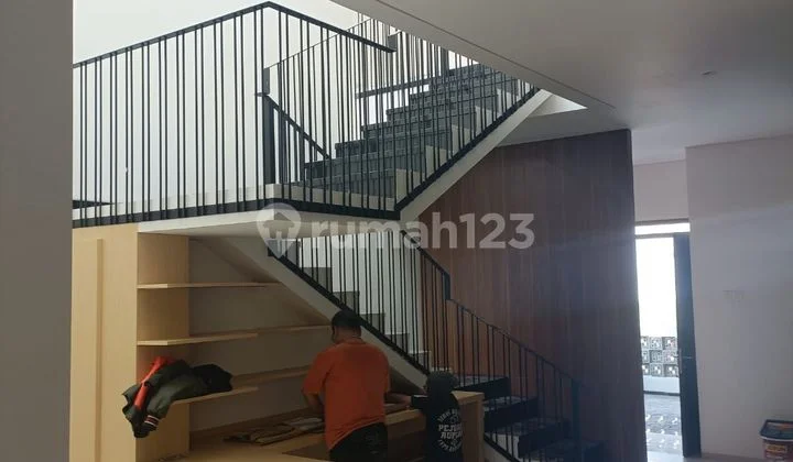 Rumah baru siap huni 2 lantai semi furnished di Singgasana Pradana