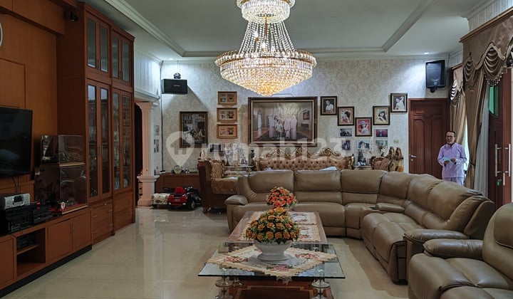 Rumah Mewah Eks Usaha Tenda dan Wedding Decoration di Jalan Yos Sudarso