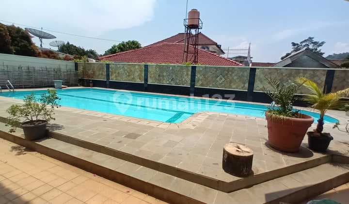 Rumah Mewah dengan Kolam Renang di Pahoman Bandar Lampung