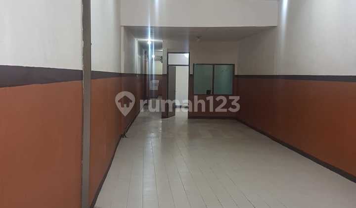 Shop House for Rent, Ready to Use, Suitable for Office on Sudirman Main Road.
