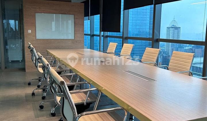Sewa Kantor Ekskulsif Semi Furnish 290 m2 di UOB Plaza Thamrin Jakpus