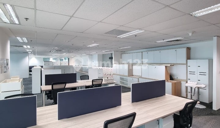Sewa Kantor Eksklusif 1499 M2 Full Furnish di Wisma 46 Sudirman, Nego