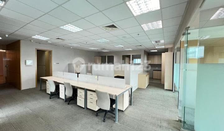 Office for Rent Fully Furnished 286 M2 in Lippo Kuningan, Strategic Location, Negotiable Price