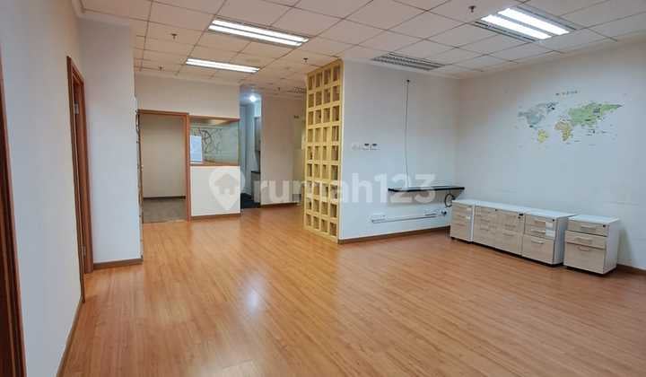 Sewa Kantor Semi Furnis 163 M2 di Prudential Center Kota Kasablanka