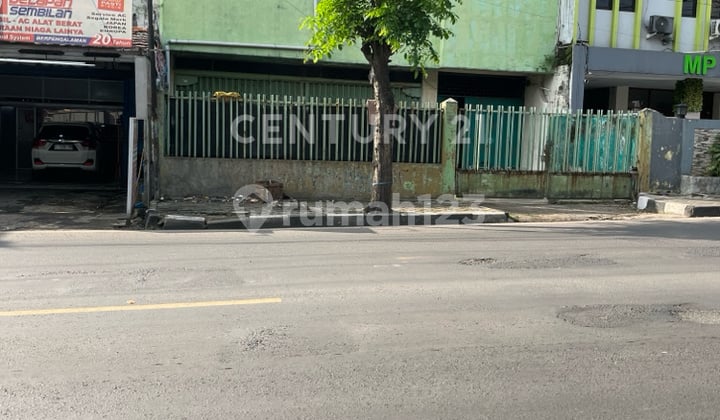 Shop House in the City Center, Suitable for Business, Residence, Etc. Shop House in the City Center, Suitable for Business, Residence, Etc.