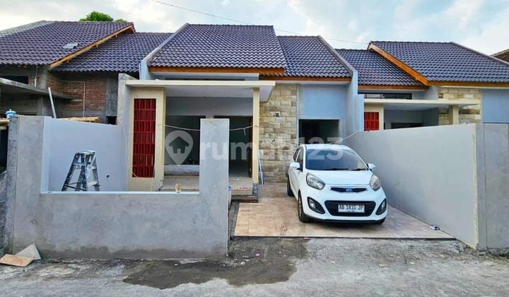 RUMAH BESAR LAPANG DEKAT STADION MAGUWOHARJO. 10 MENIT DARI KAMPUS UPN/PAKUWON MALL