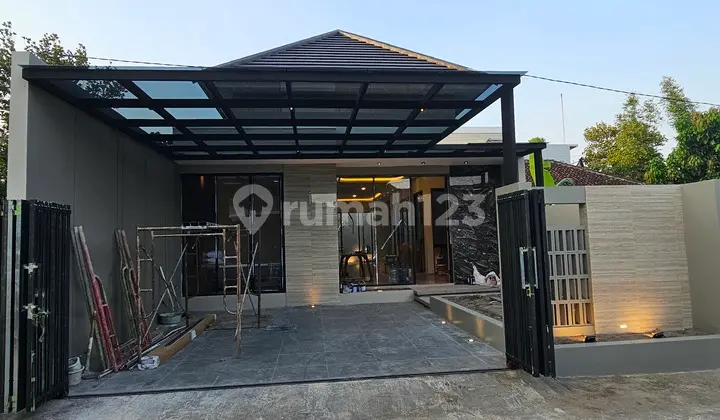 Rumah Mewah Full Furnished. Luas 194M2 Dekat Perum Pertamina dan Exit Tol Purwomartani
