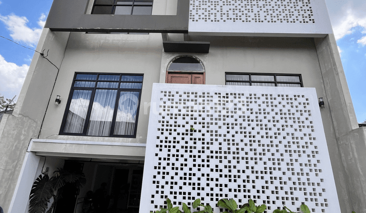 Rumah Full Furnished + Private Pool Dekat Hotel Hyatt Palagan