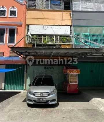 Langka Ruko Hadap Jalan Raya di Duri Kosambi, Jakarta Barat.